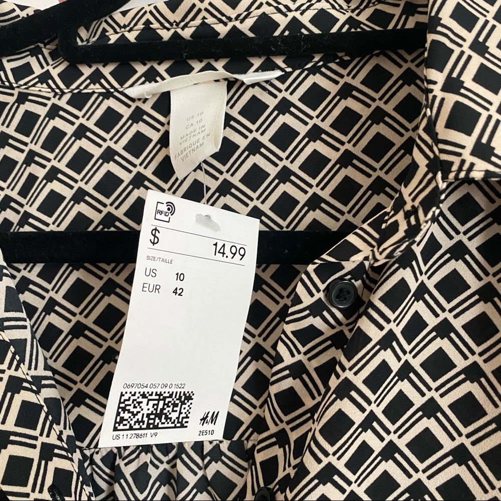 2 H&M button down blouses - Picture 2 of 7